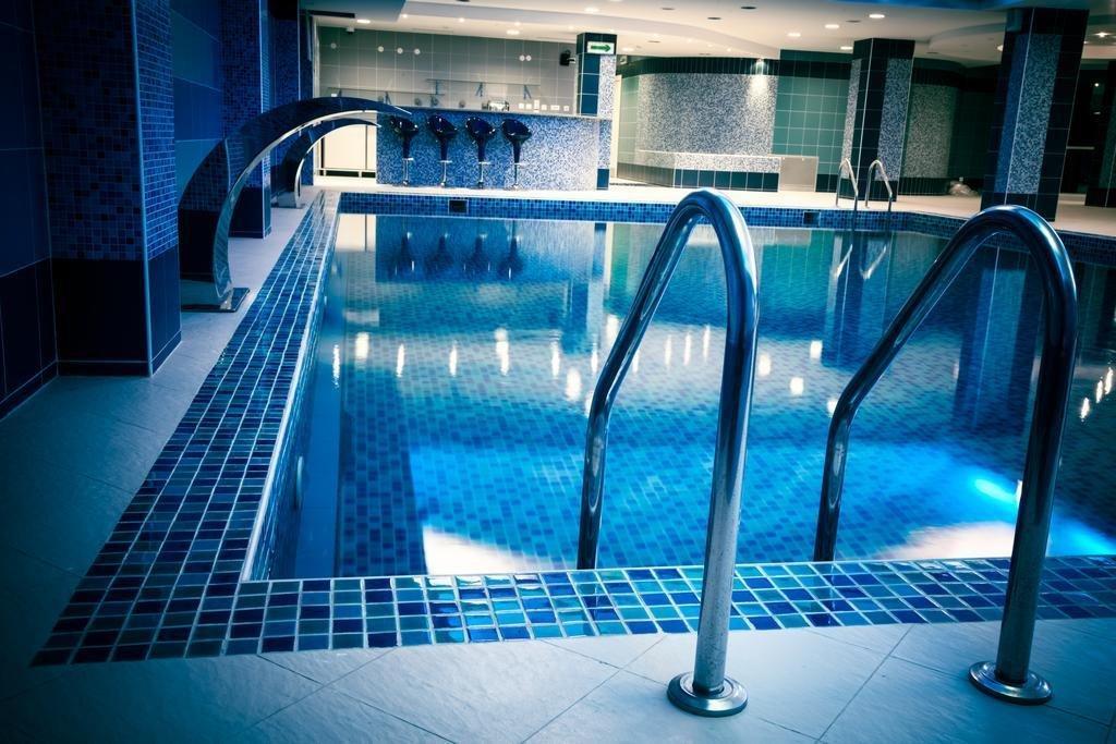 Caspian Riviera Grand Palace Hotel 악타우 외부 사진 The swimming pool at the hotel
