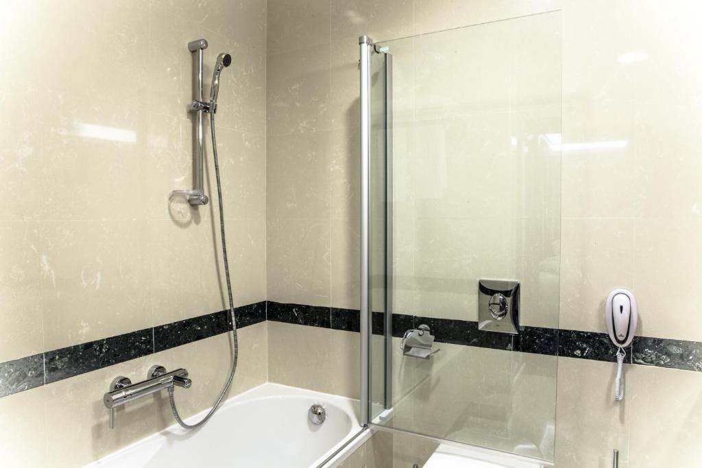 Caspian Riviera Grand Palace Hotel 악타우 외부 사진 A shower bath