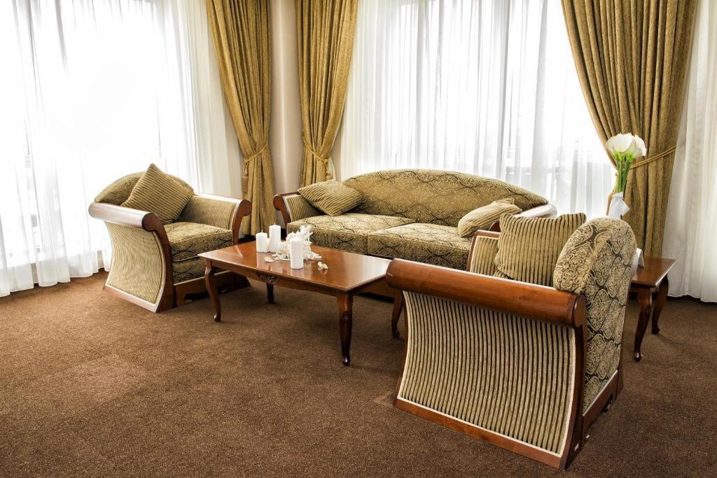 Caspian Riviera Grand Palace Hotel 악타우 외부 사진 A living room with carpet flooring