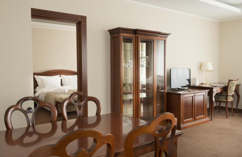 Caspian Riviera Grand Palace Hotel 악타우 외부 사진 A typical room at the hotel