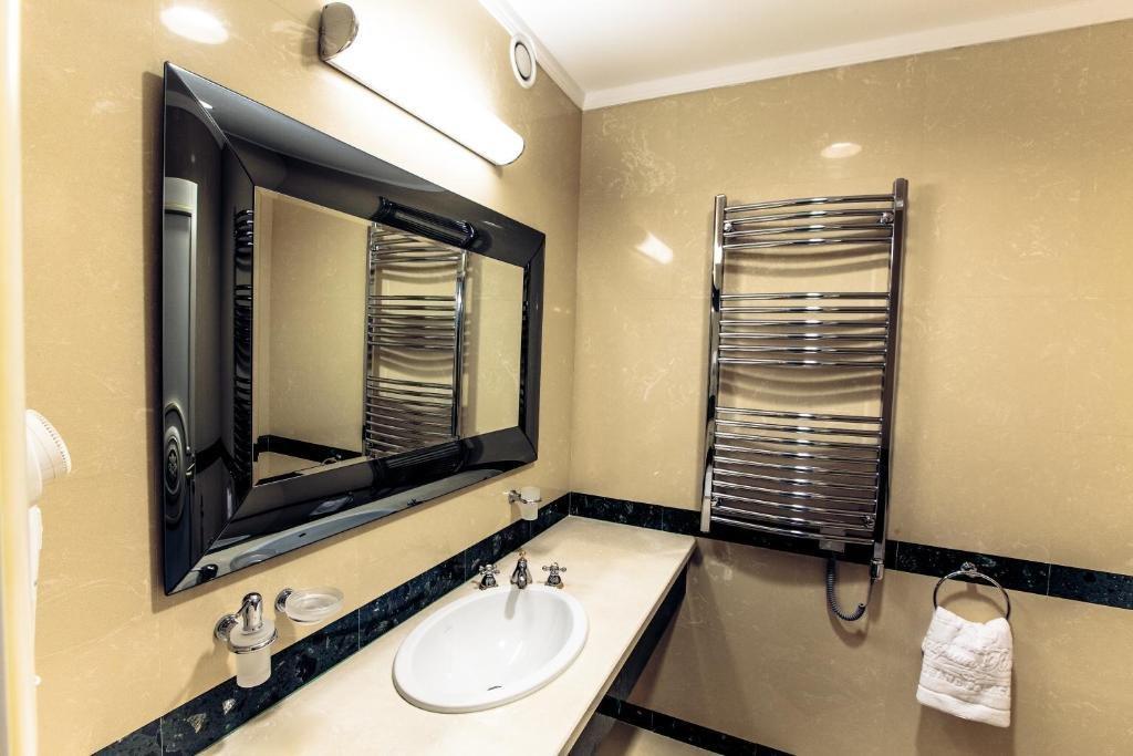 Caspian Riviera Grand Palace Hotel 악타우 외부 사진 A heated towel rail