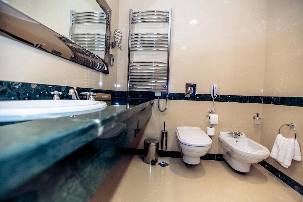 Caspian Riviera Grand Palace Hotel 악타우 외부 사진 A modern bathroom