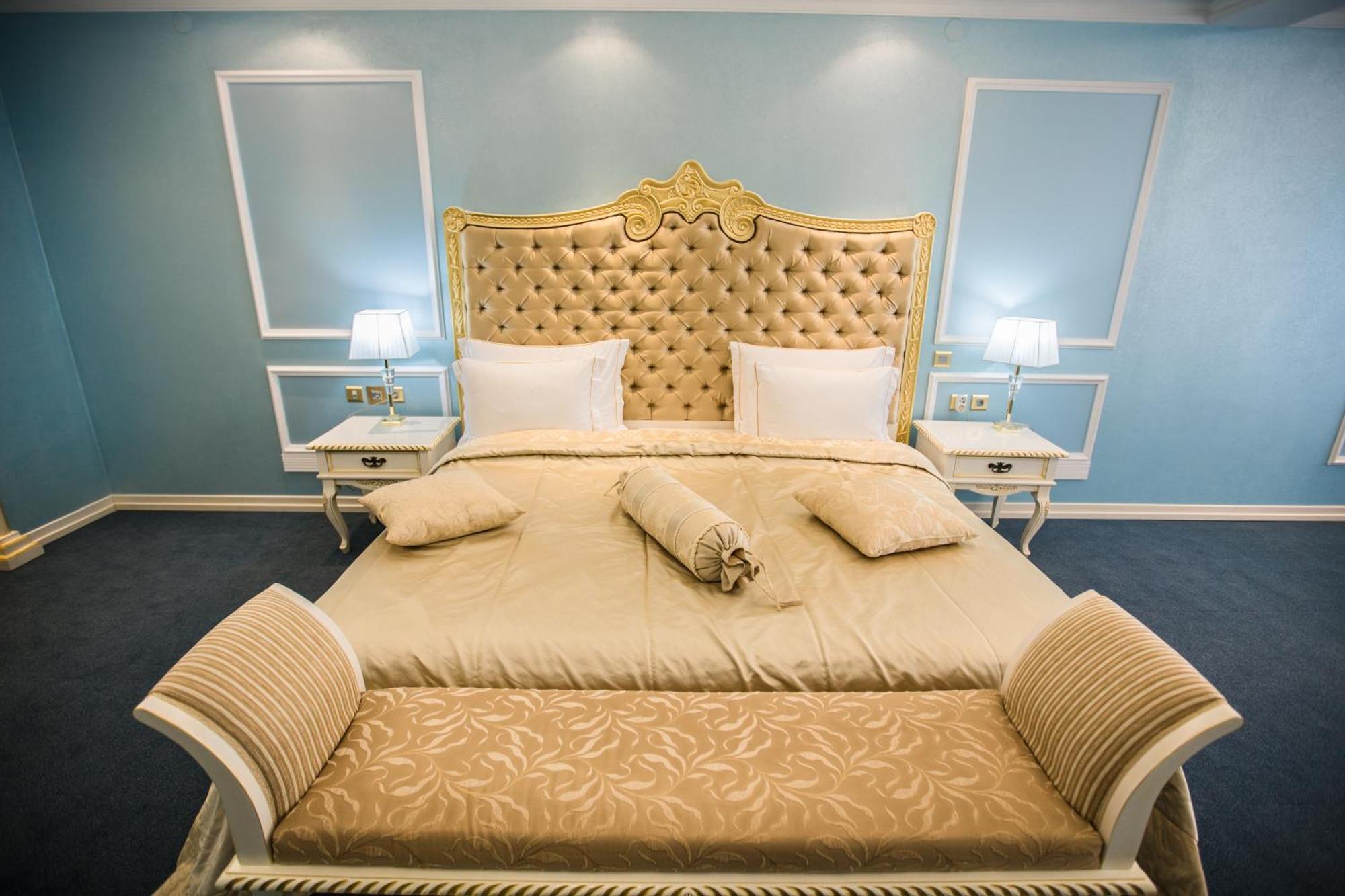 Caspian Riviera Grand Palace Hotel 악타우 외부 사진 A bedroom in the hotel
