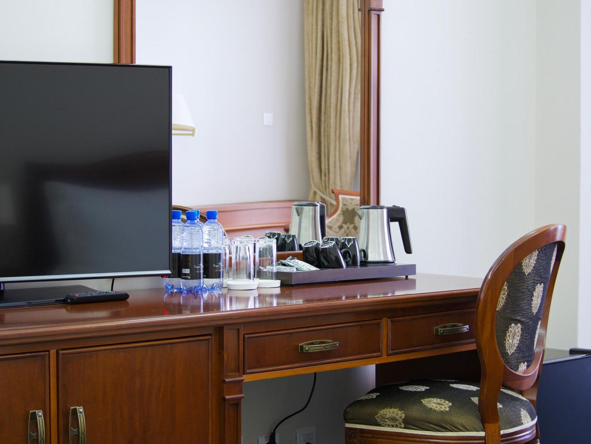 Caspian Riviera Grand Palace Hotel 악타우 외부 사진 A hotel room in the hotel