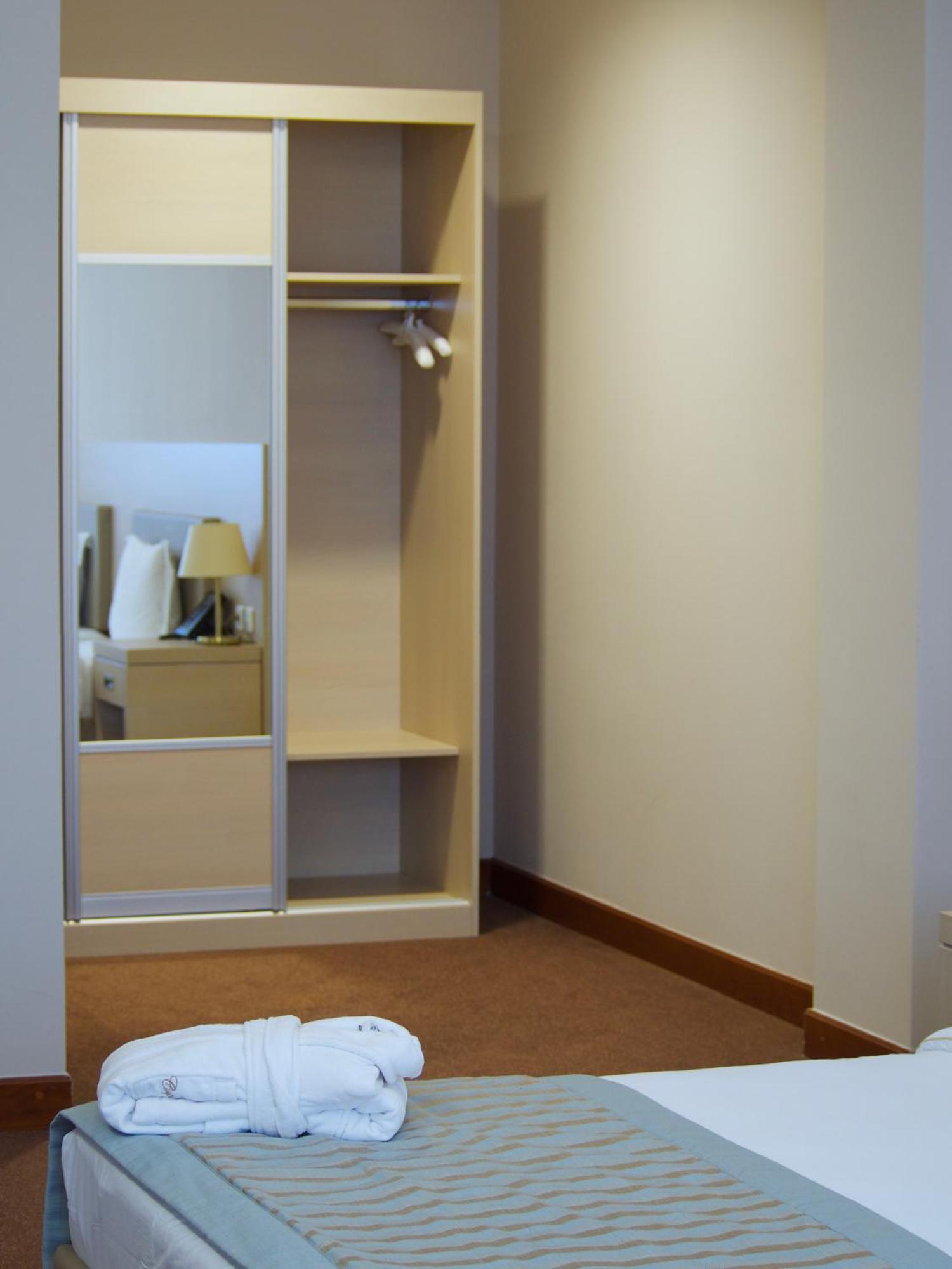Caspian Riviera Grand Palace Hotel 악타우 외부 사진 Sliding doors