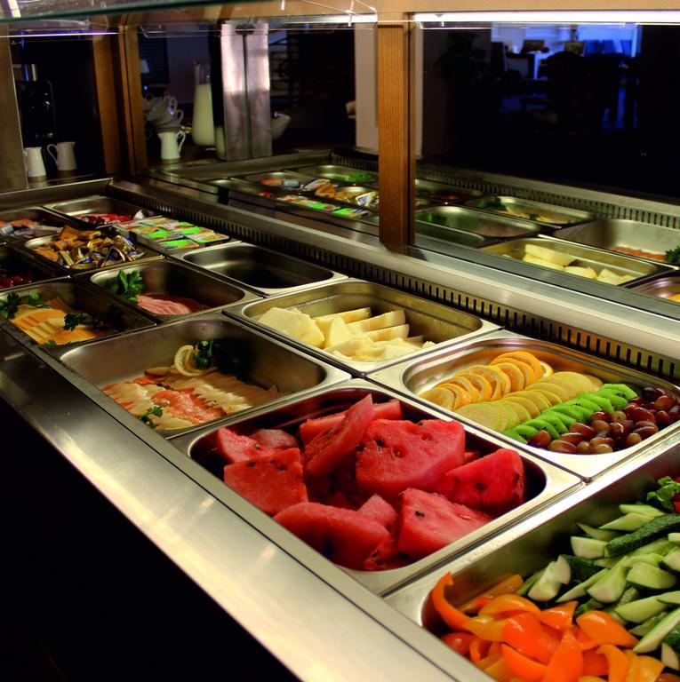 Caspian Riviera Grand Palace Hotel 악타우 외부 사진 A salad bar