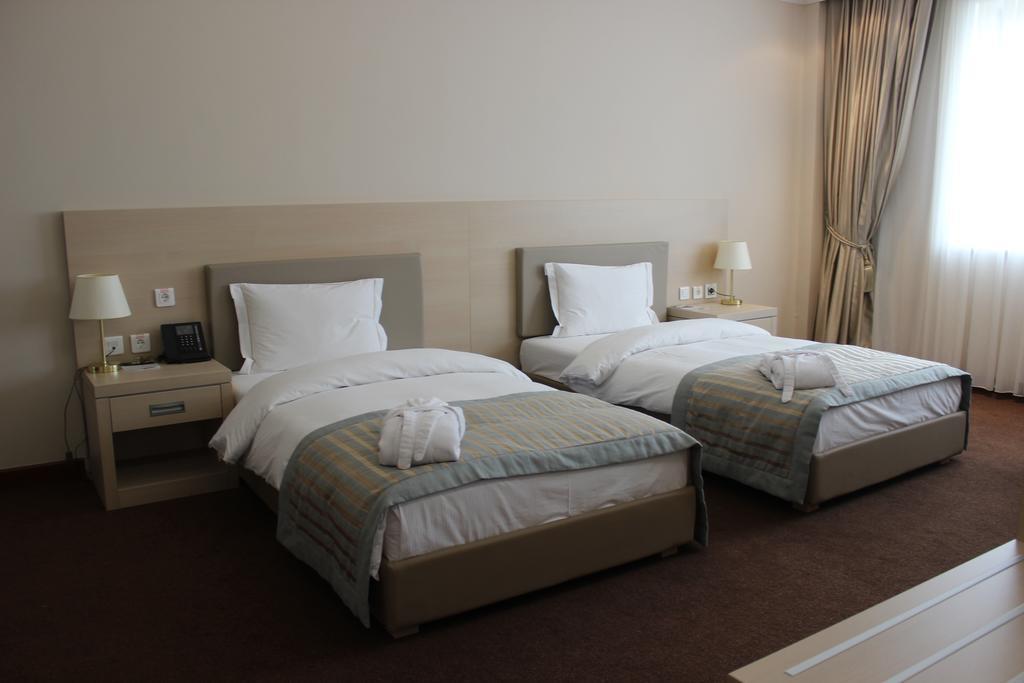 Caspian Riviera Grand Palace Hotel 악타우 외부 사진 A room at the hotel