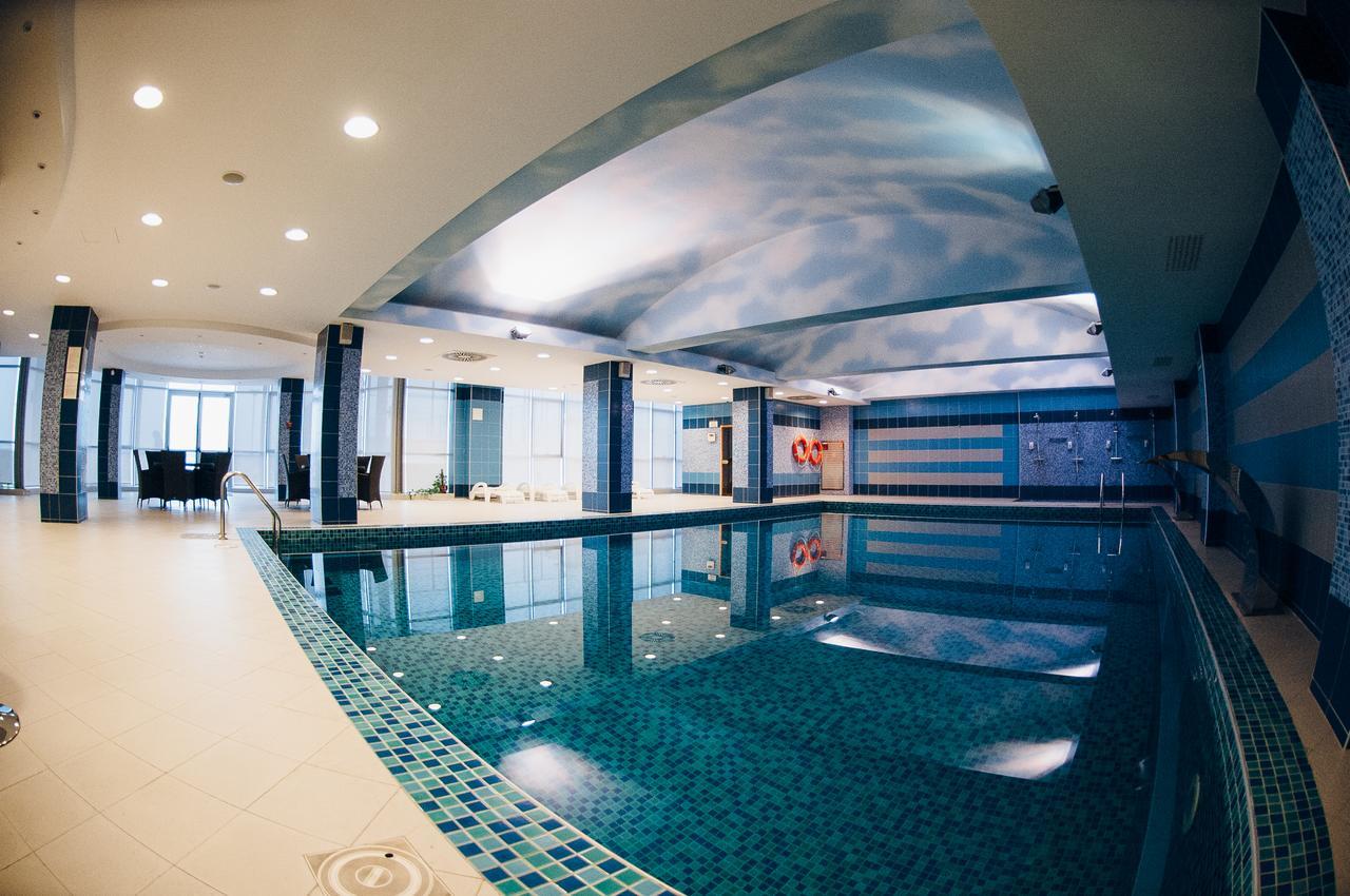 Caspian Riviera Grand Palace Hotel 악타우 외부 사진 The pool at the hotel